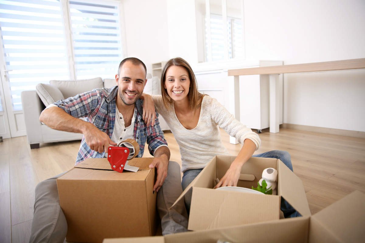 couple-packing-boxes-